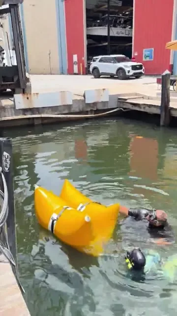 Divers positioning a lift bag video preview