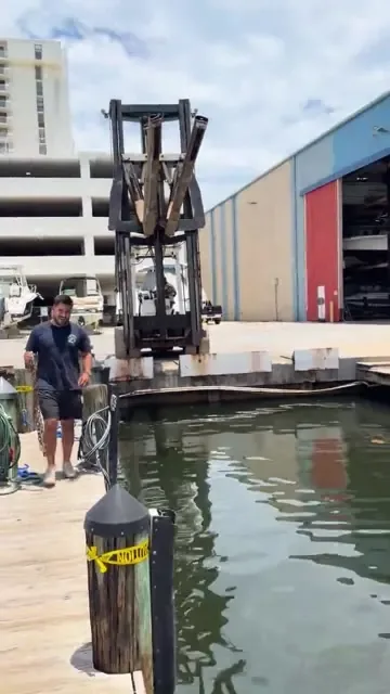 Dockside lifting preparation video preview