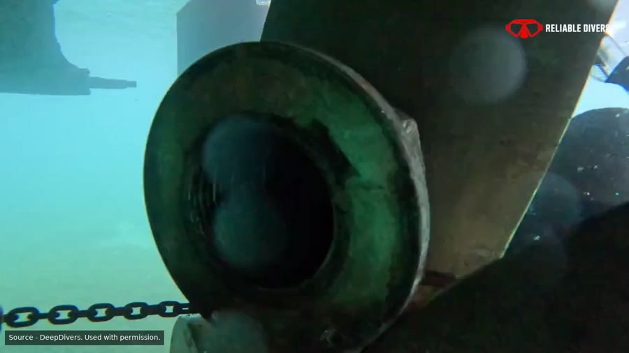 Underwater propeller hub work video preview